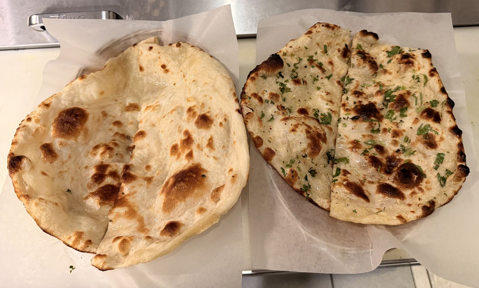 Naan nature et naan à l’ail-coriandre tout juste sortis du tandoor